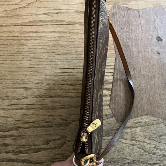 Louis Vuitton Monogram Pochette. - Picture 7 of 8